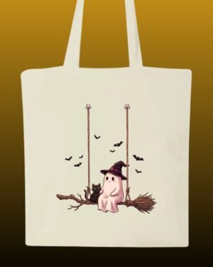 Tote bag écru en tissu recyclé illustré d'un fantôme portant un chapeau de sorcière assis sur un balai balançoire avec un chat noir